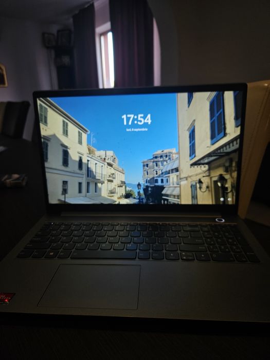 Laptop Lenovo - Ideal pentru muncă de birou, școală și uz zilnic.
