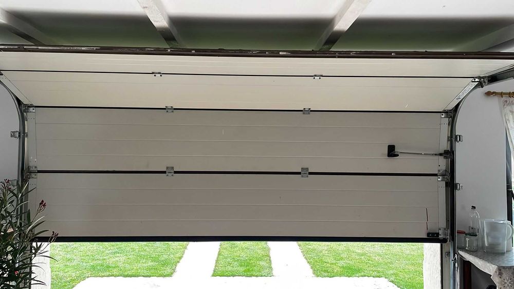 Usa pentru garaj izolata de 4 cm