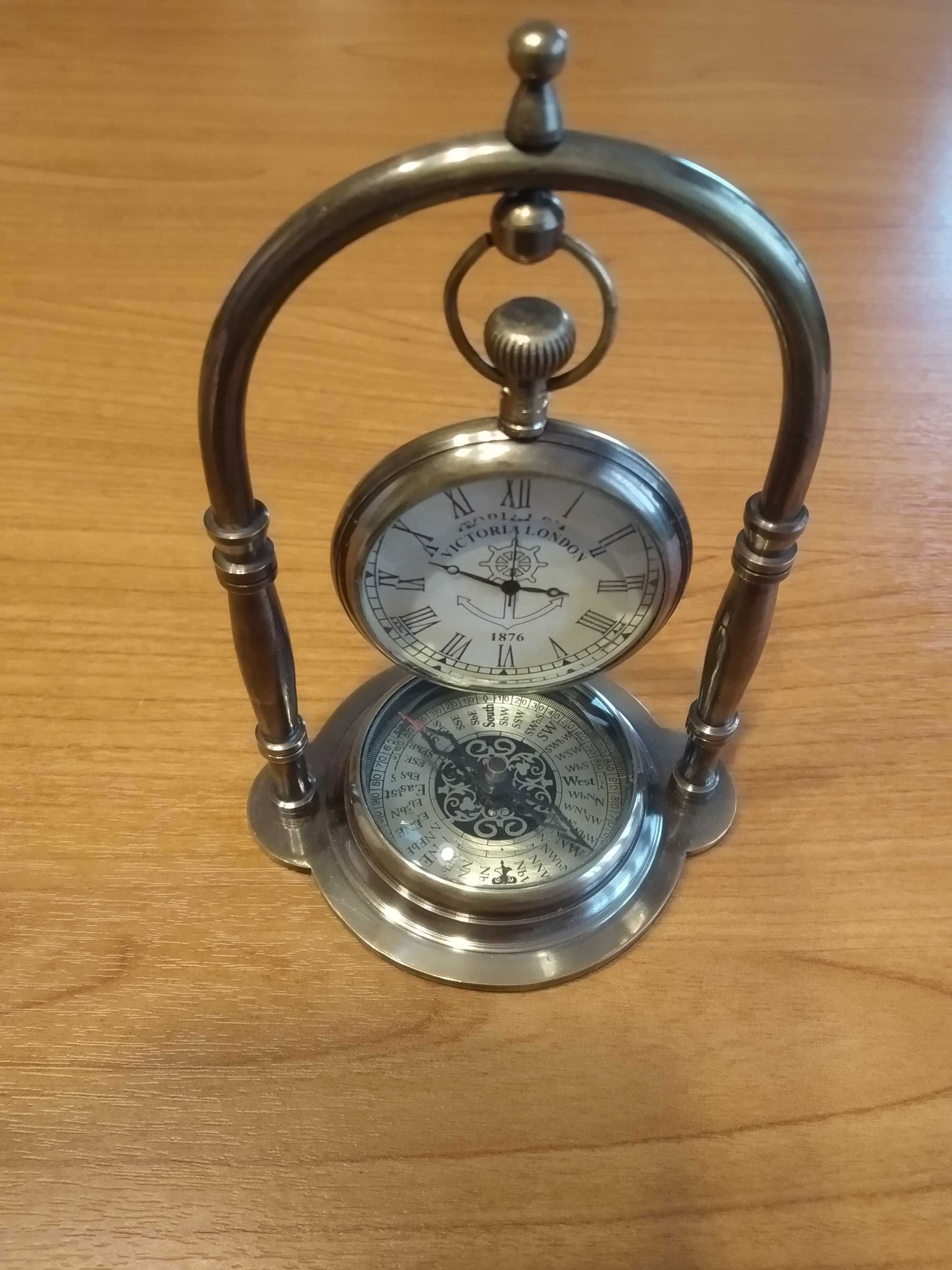 Настолен кварцов часовник с компас от бронз.