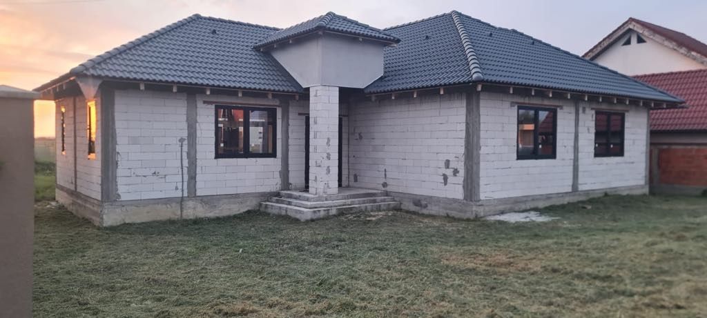 Vând casa la rosu Mandruloc