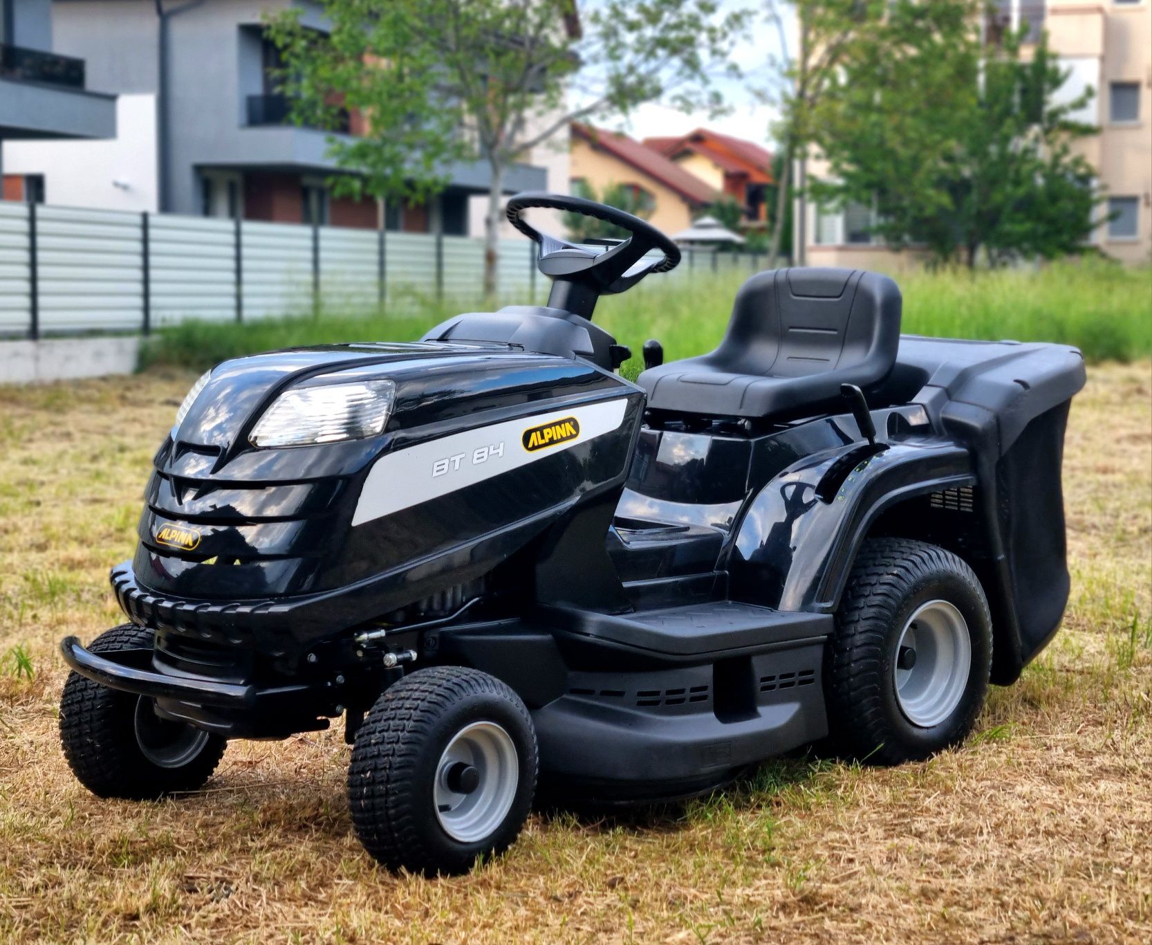 Tractoras gazon iarba, Alpina BT 84 motor Briggs and Stratton 2 cuțite