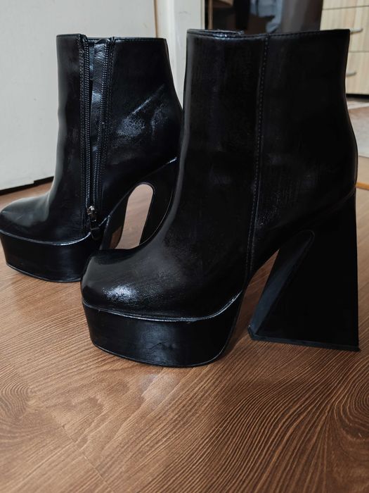 Дамски боти на платформа