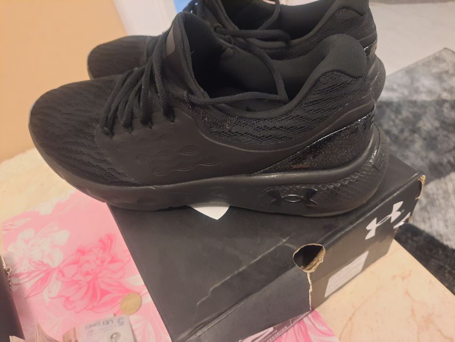 Vând adidasi Under Armour