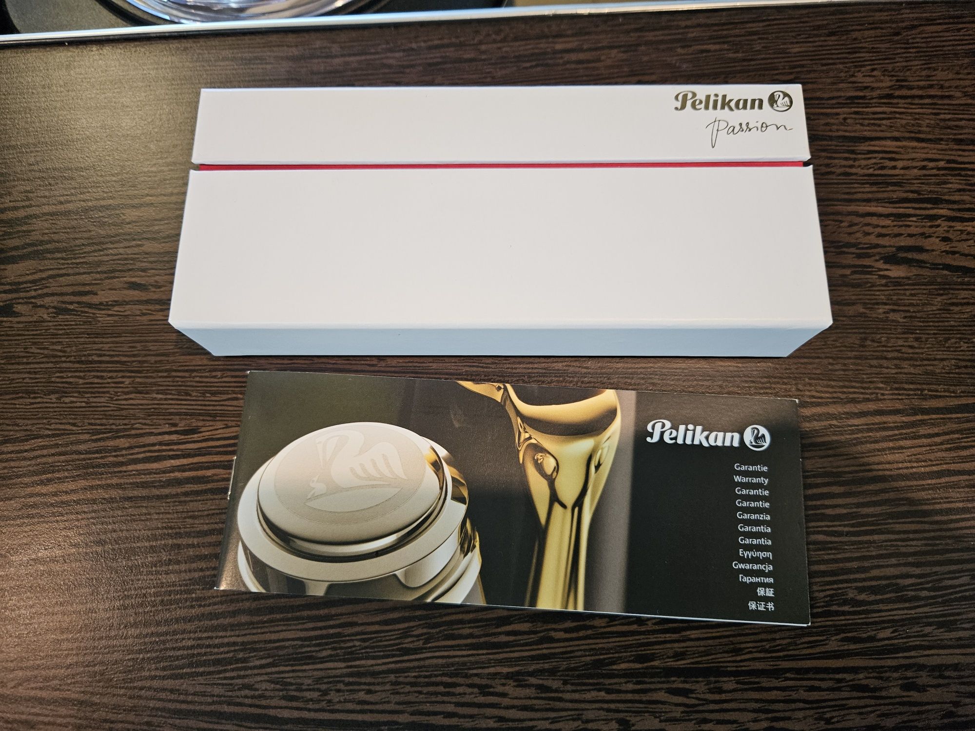 Stilou Souveran M600 Red
White, Pelikan