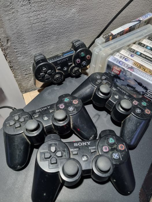 PS3 Slim + 4 controllere si 12 jocuri