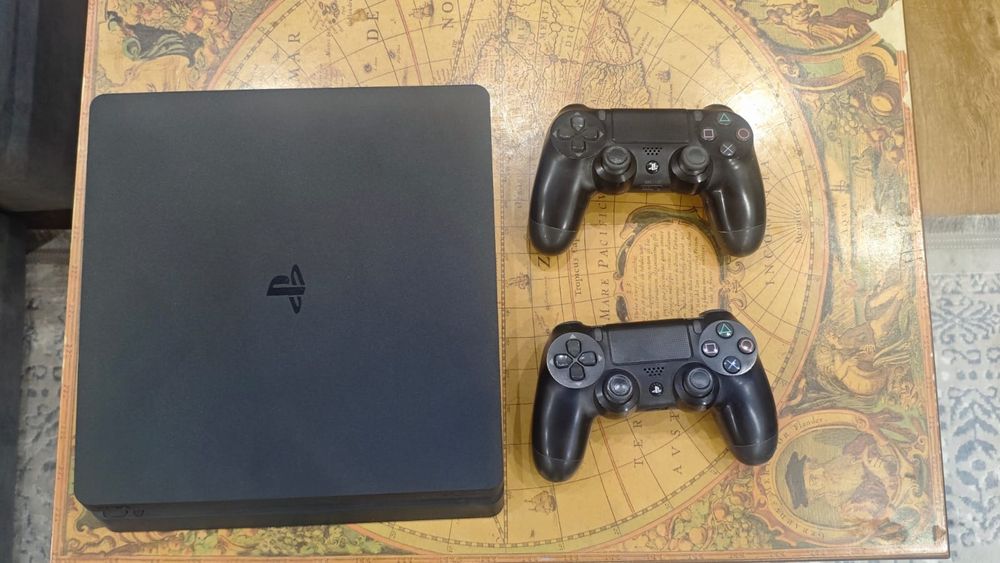 PS 4 slim и игровые диски