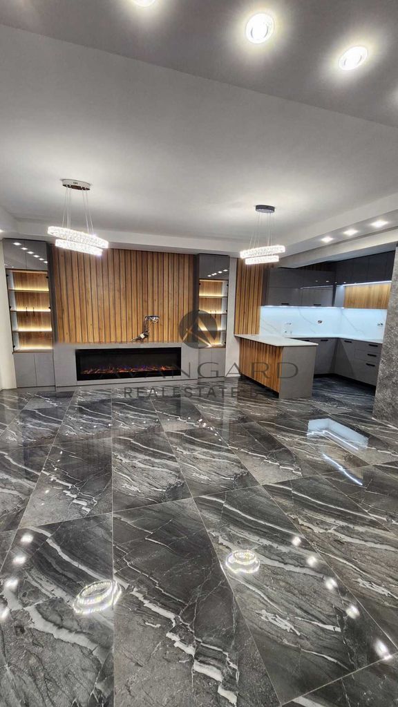 Продава се Четиристаен апартамент в Пловдив, Кючук Париж - 200 кв.м за 3500 €/кв.м - Снимка #1