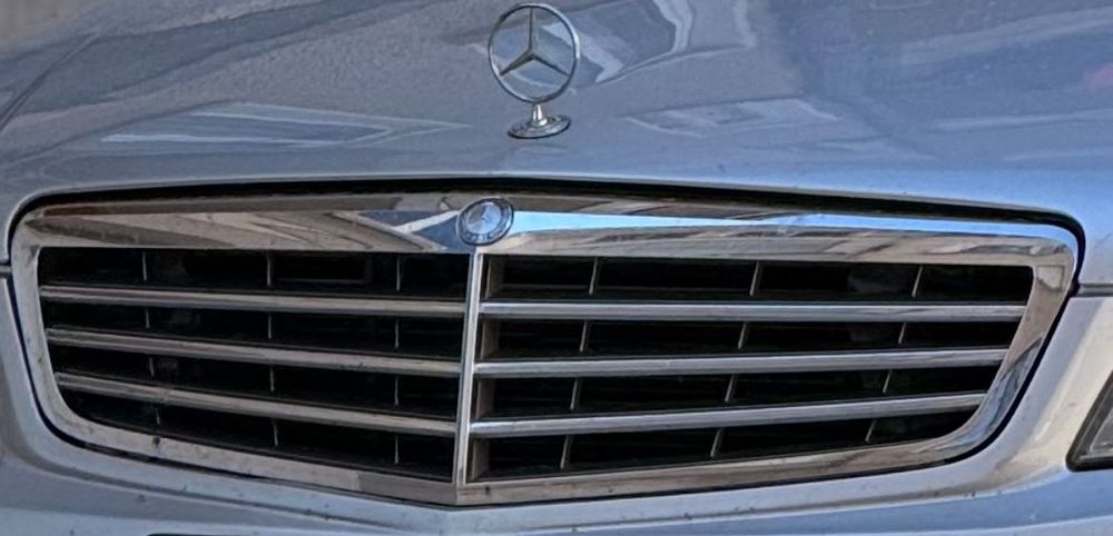 Продавам предна решетка за Mercedes w204 2008
