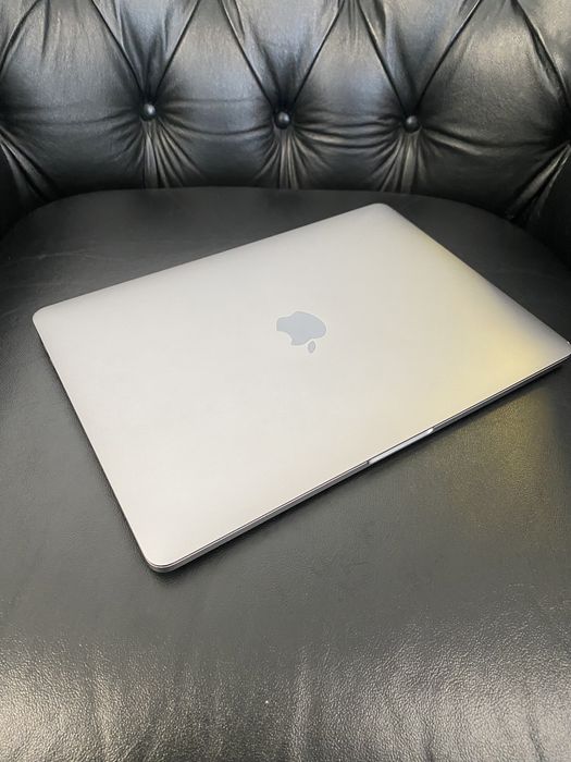 MacBook Pro 13-inch/ M1 / 8 Gb RAM / 256 Gb / Space Gray/ Ca nou |