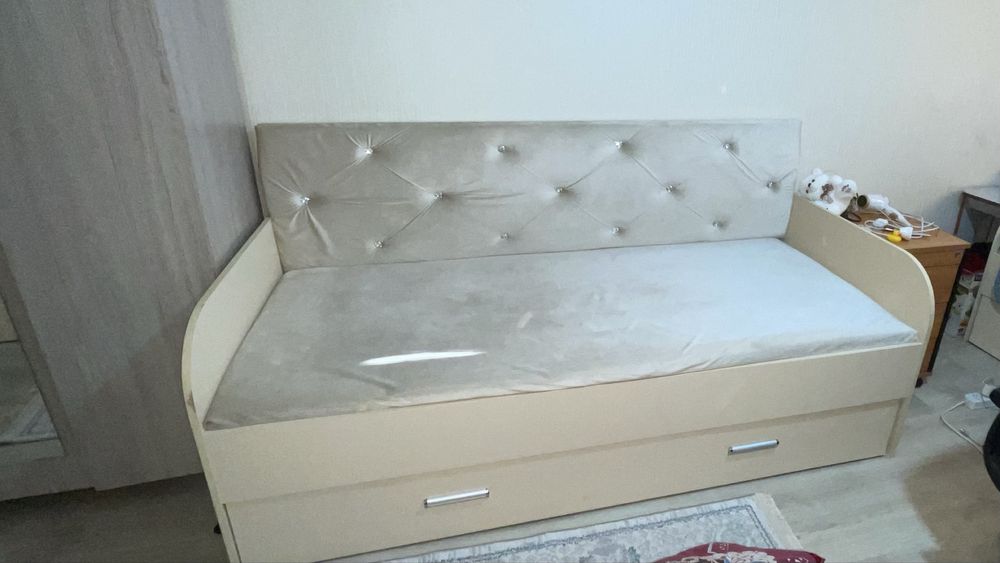 Продается красивый и удобный односпальный кровать-диван