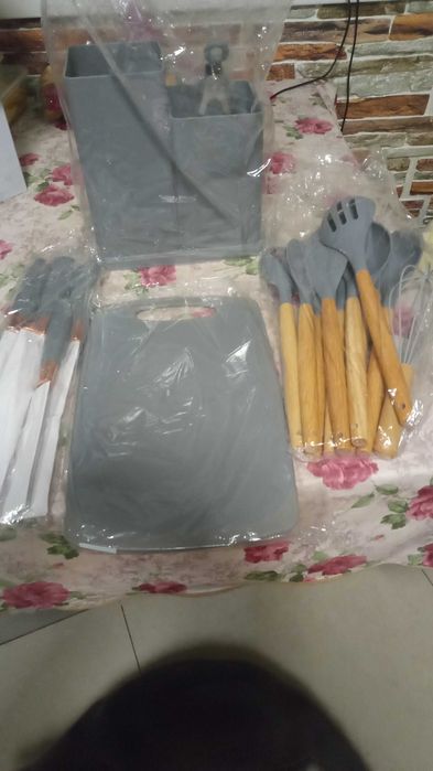Кухонный набор  - ножи, подставки, аксессуары, разделочная доска.
