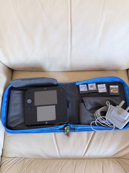 Nintendo 2DS (черно-син) + калъф Super Mario + зарядно + 4 игри