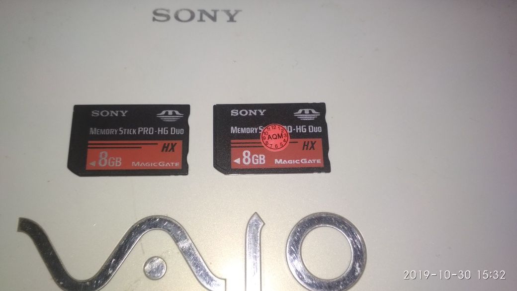 Click. Продам 8gb Original Memory Card для Sony PSP с играми