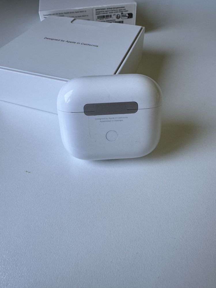 Apple AirPods 3 с lightning кабел