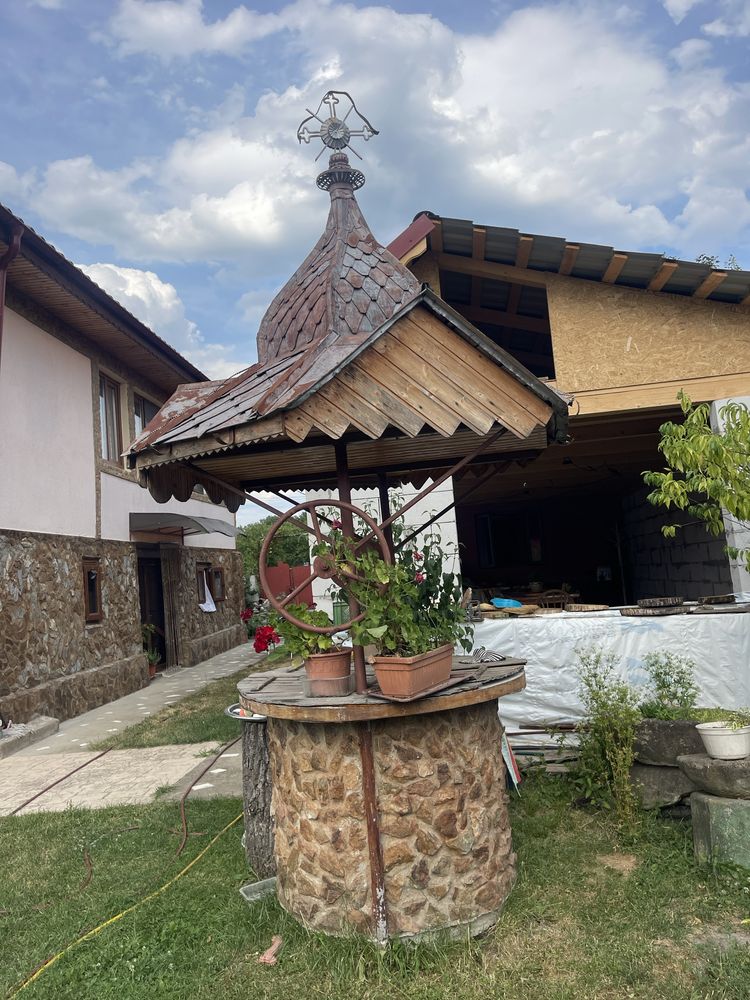 Kit fantana  tub placat cu piatra rustica, acoperis traditional tabla
