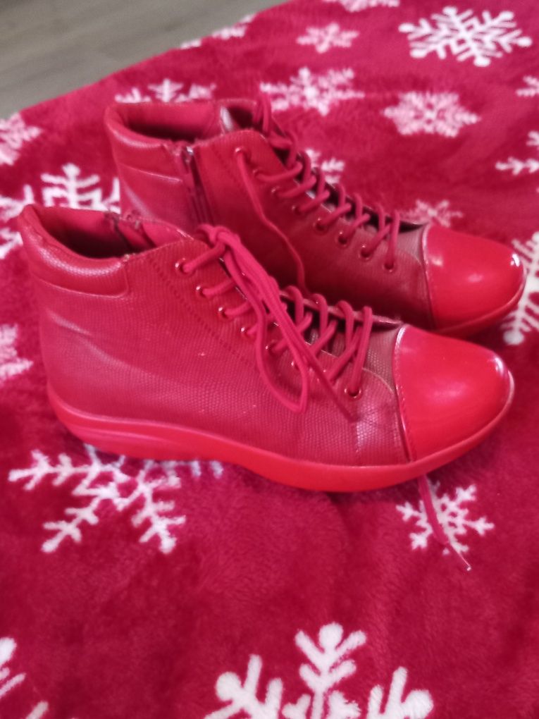 Дамски обувки цвят червен