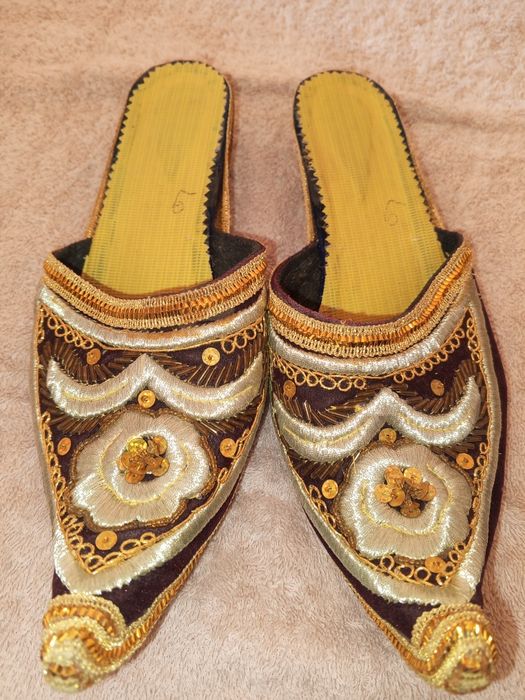 Milli chopon uslubidagi shipa — bejirim va nafis oyoq kiyim juda zor