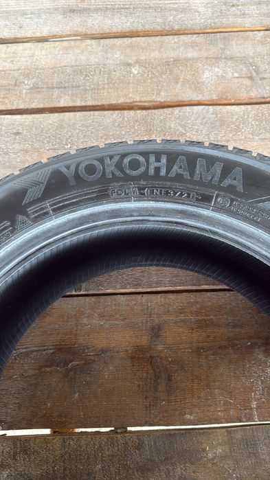 215 55 R17 зимние шины йокахама почти новая