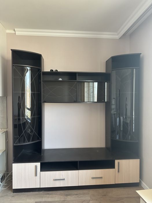 Продам недорого новую горку. Цвет орех. В связи с переездом