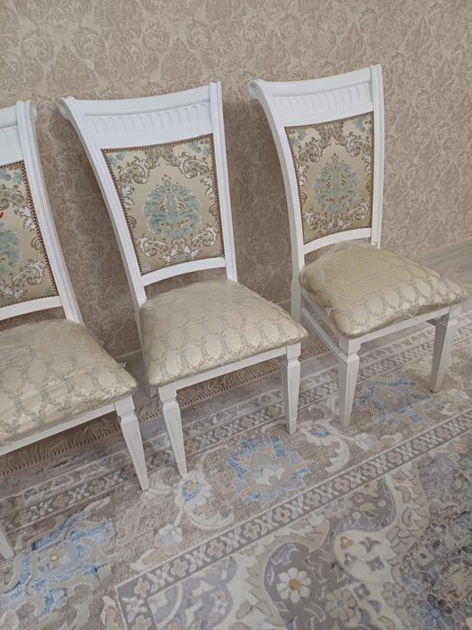 Продаю стулья — отличное состояние, очень качественные! Всего 20 штук.