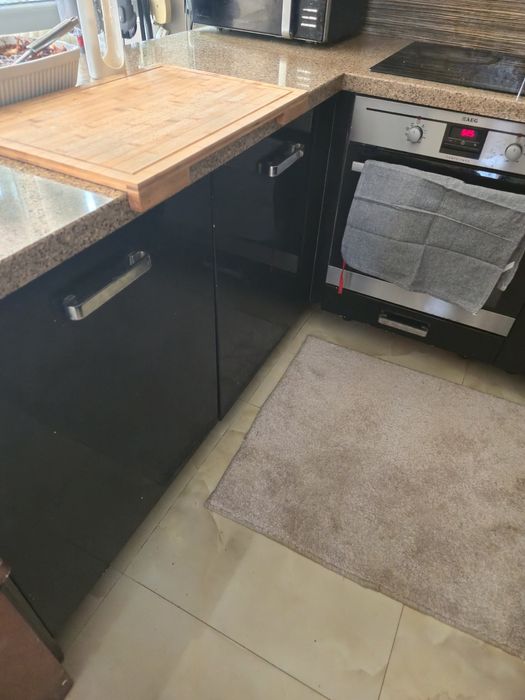 Кухня Хладилник Печка Абсорбатор Котлон Технически камък Мивка