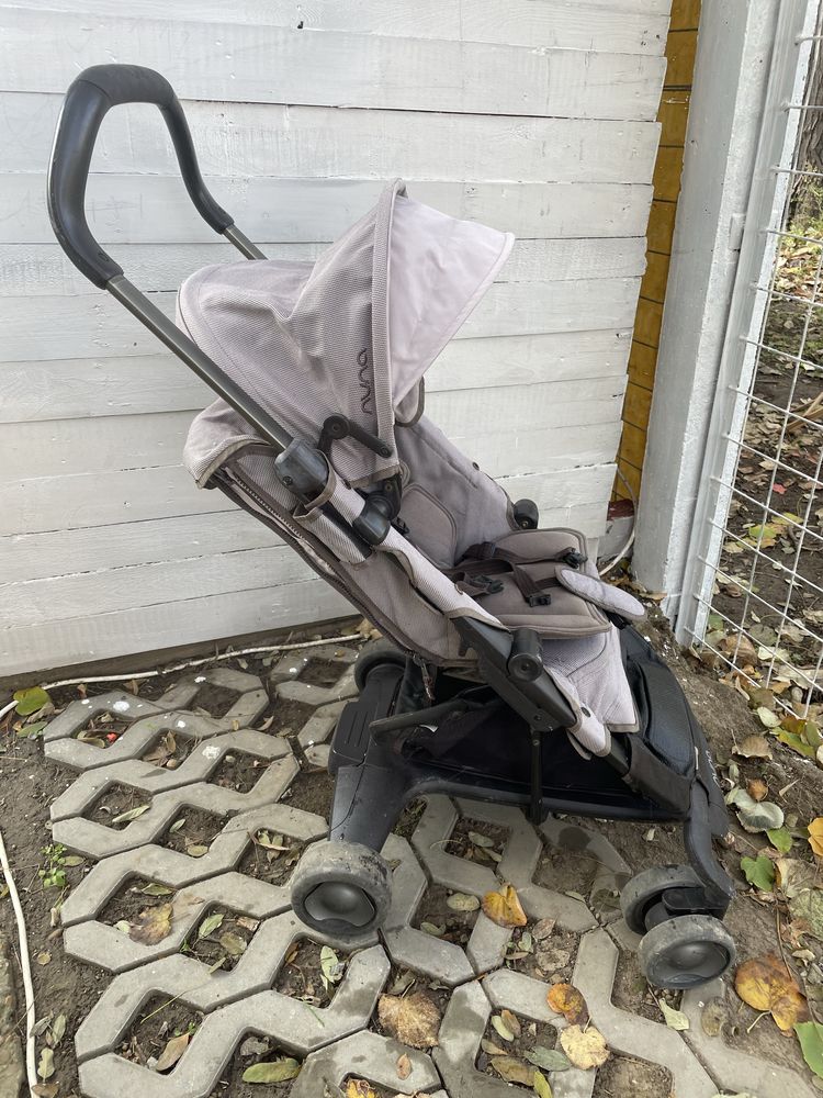 Carucior si scoica Nuna