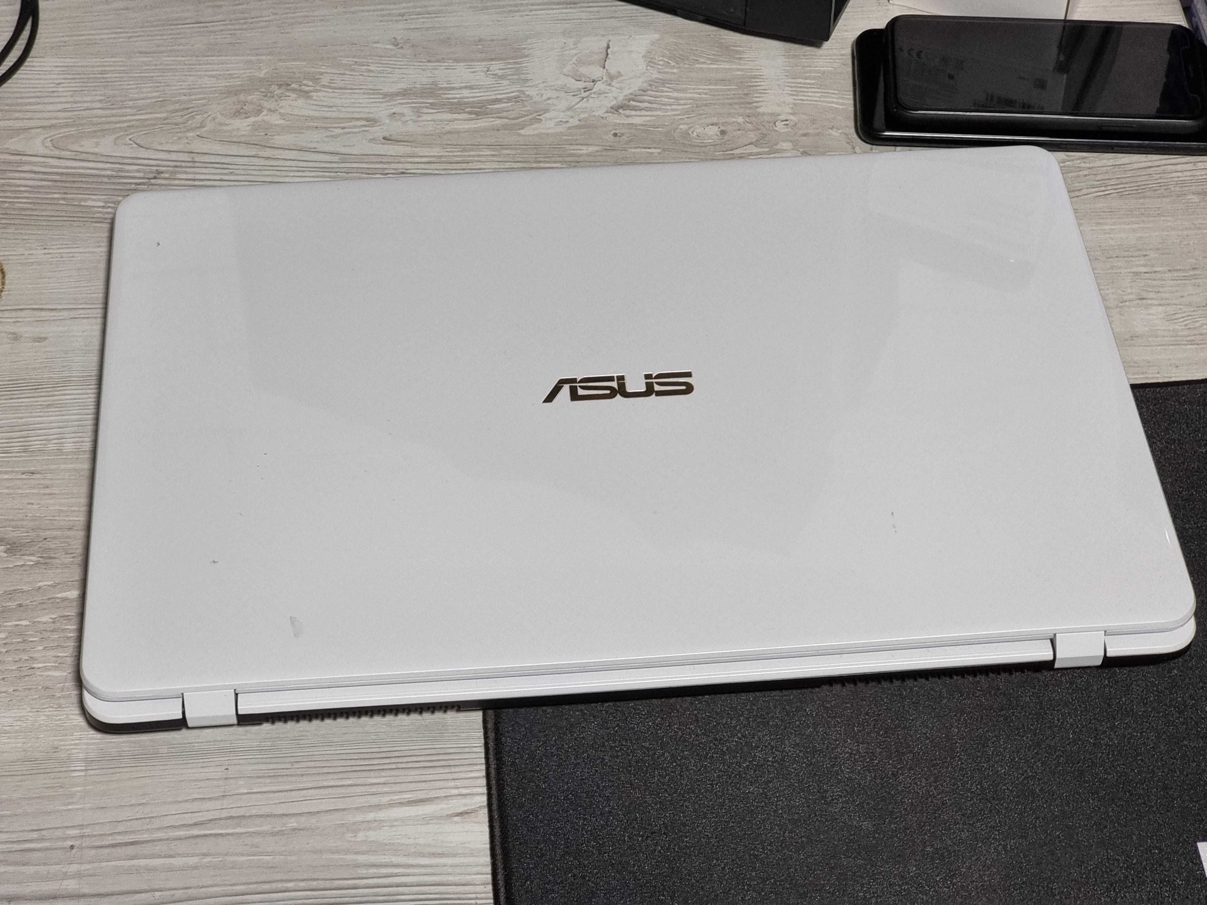 V/S laptop Asus 17.3 inch ddr4 an 2021, baterie ca noua, Intel n4000