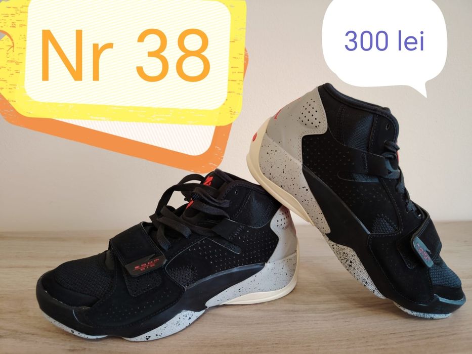 De vânzare pantofi sport diferite modele