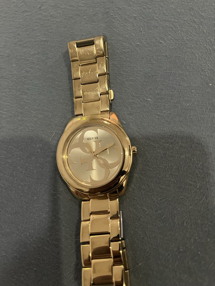 Дамски позлатен часовник Guess