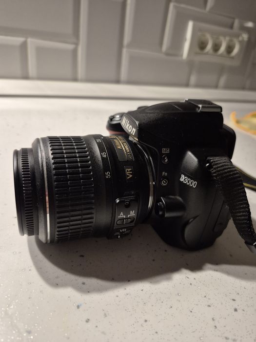 Nikon D3000 + obiectiv 18-55mm — ~5.000 cadre, stare excelentă