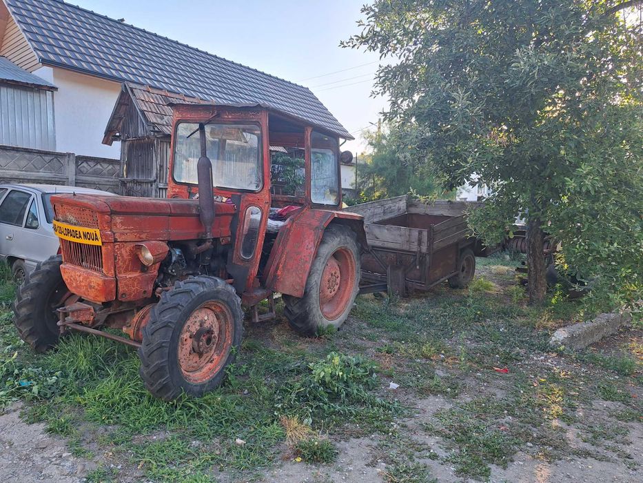 Tractor cu remorca si plug