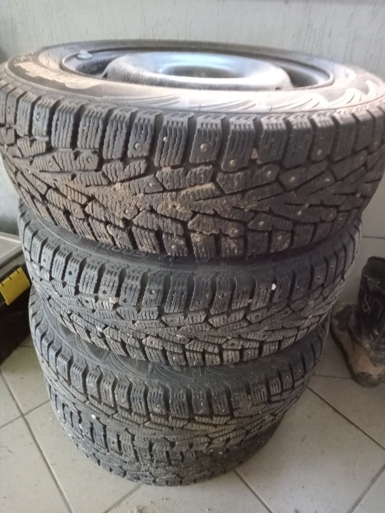 Продам автошина зимние шины шипы,с дисками