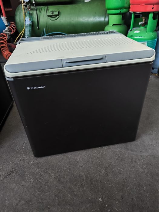 Хладилник на 12 v 220v газ