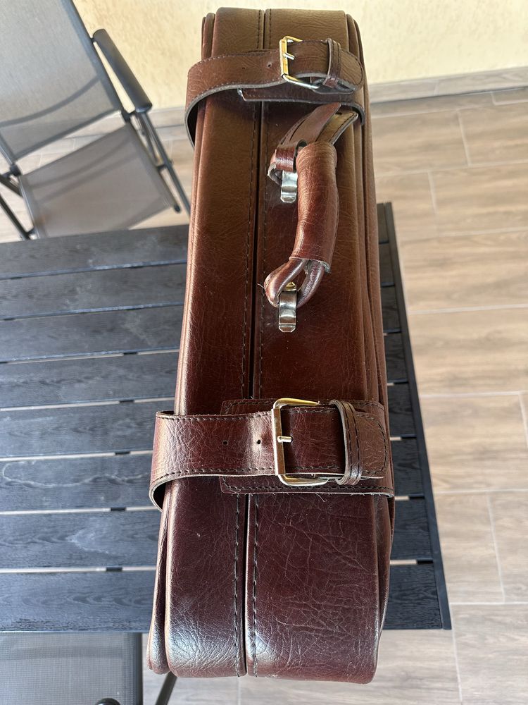 Geamantan mare, model retro, stare foarte buna
