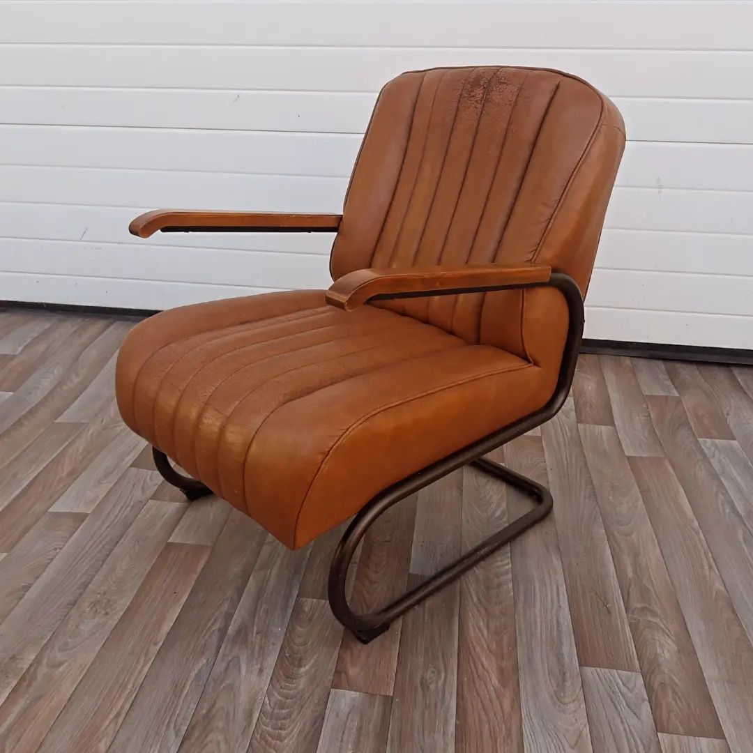 Ретро дизайн кожено кресло с метални елементи. Внос Холандия