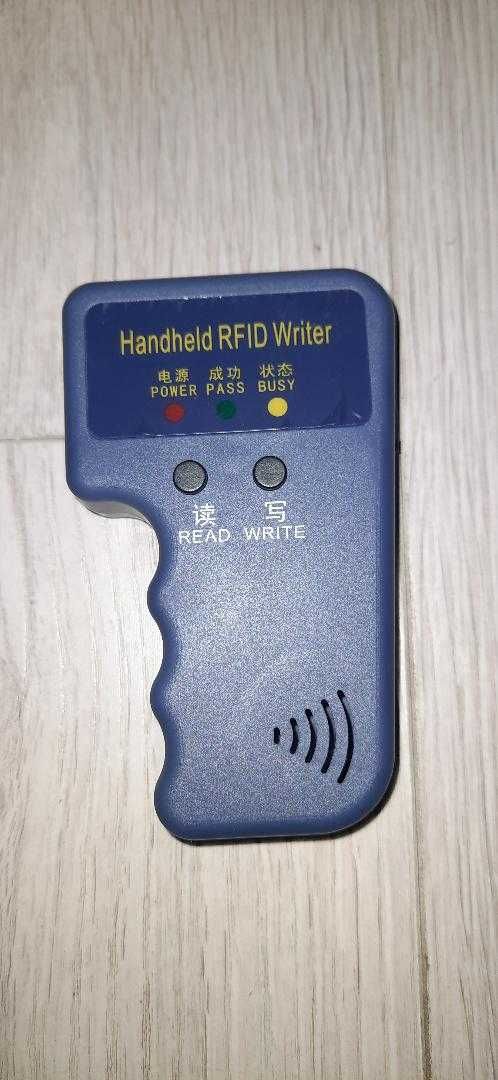 Dispozitiv clonare card tip RFID de 125 kHz Em4100