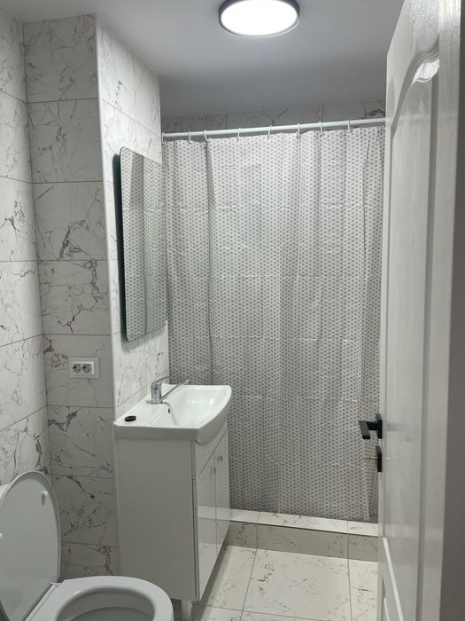 Apartament cu 3 camere  de închiriat