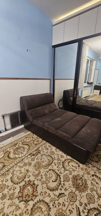 Диван согнутый коричневый