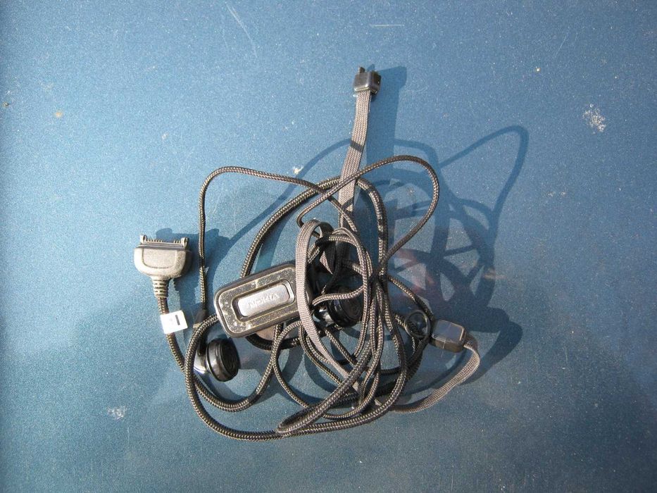 Стари мобилни телефони и слушалки