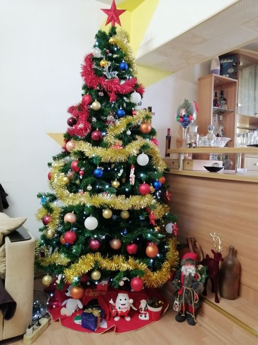 Brad artificial cu decoratiuni