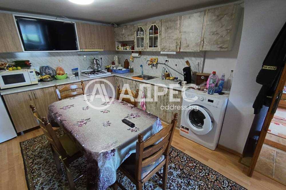 Продава се голяма къща с двор в с.Недоклан