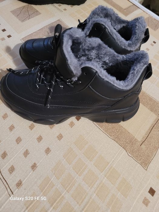 Зимни обувки нови 40номер