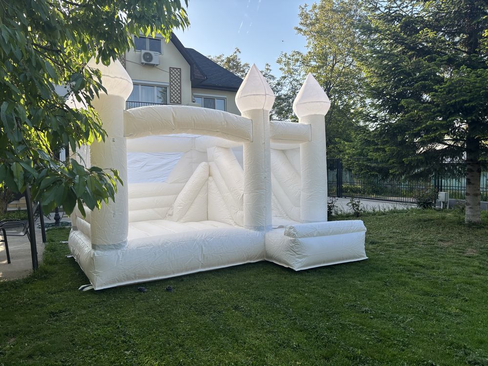 Închiriere Castel Alb Gonflabil cu Tobogan + Pachet Complet Petrecere!