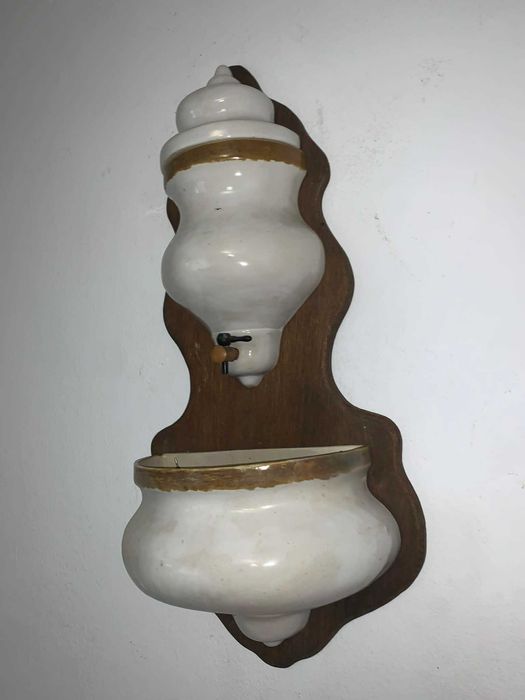 Cismea de perete din porteln cu capac asezata pe lemn