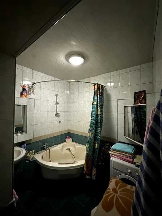 Ц2 17- maktab yonida 4/4/4 90m2 sotiladi !!!