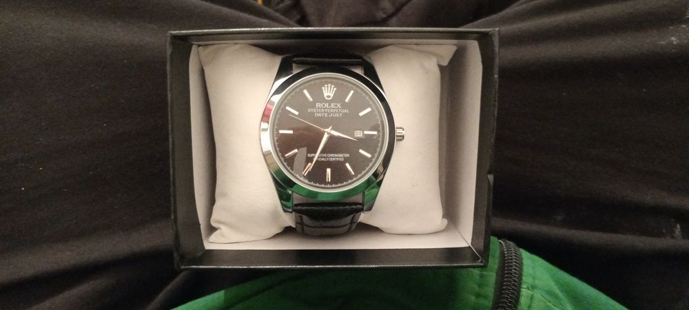 Часы Rolex в новом состоянии с коробкой