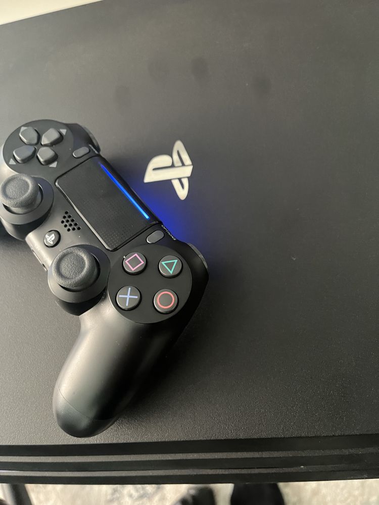 Продавам плейстейшън 4про с игри