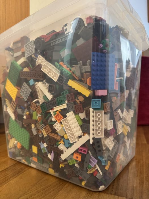 Vand 10kg piese LEGO Minecraft impreuna cu revistele pentru asamblare