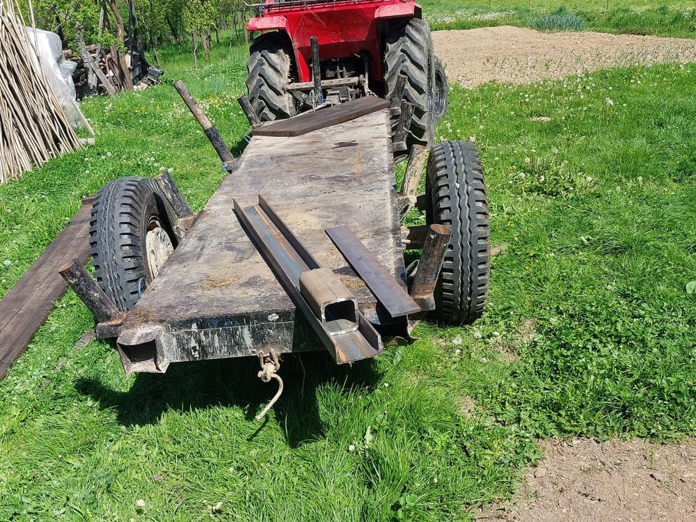 Axa remorcă tractor