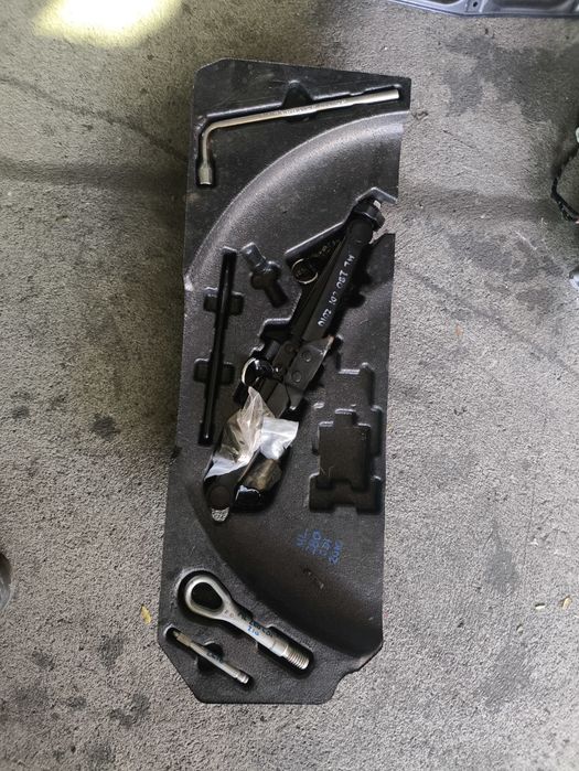 Крик и ключ/комплект за резервна гума за Mercedes W164